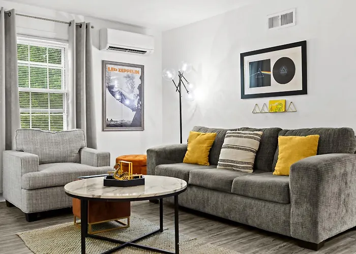 2 Spacious Units Close To Downtown & Expo Center