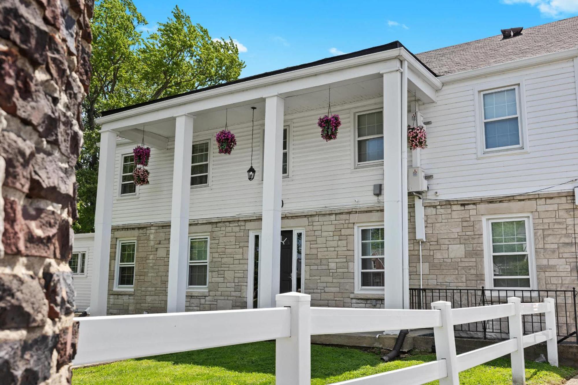 2 Spacious Units Close To Downtown & Expo Center *