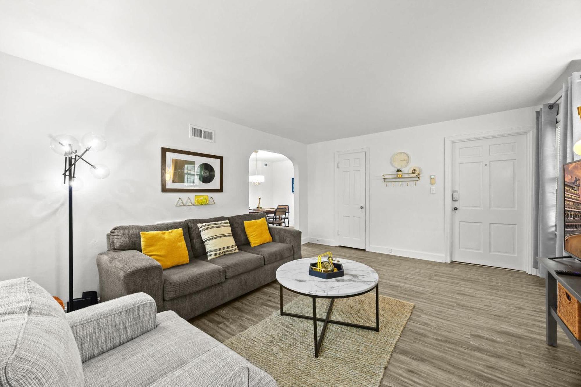 2 Spacious Units Close To Downtown & Expo Center Apartment Louisville