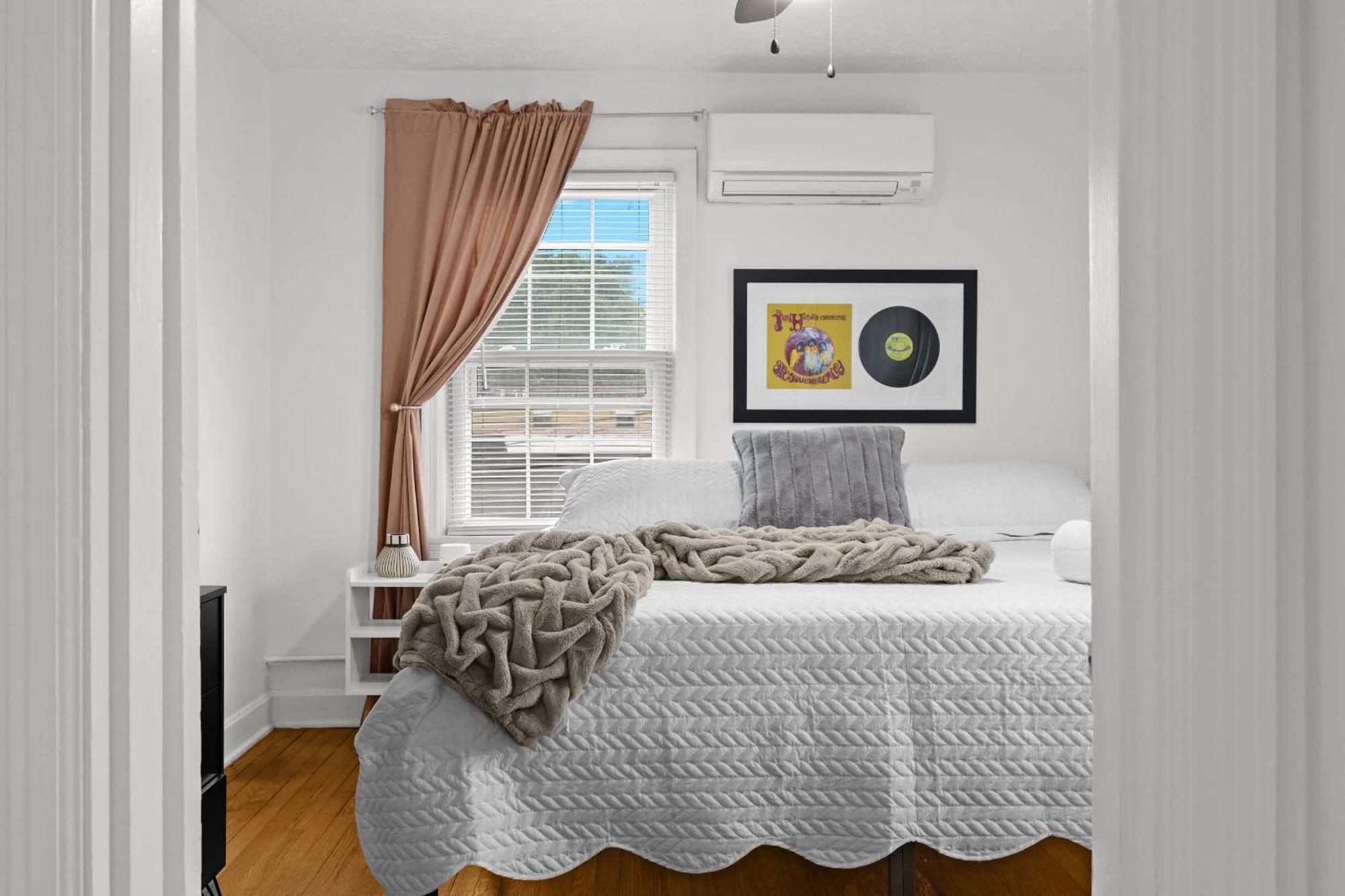 2 Spacious Units Close To Downtown & Expo Center *